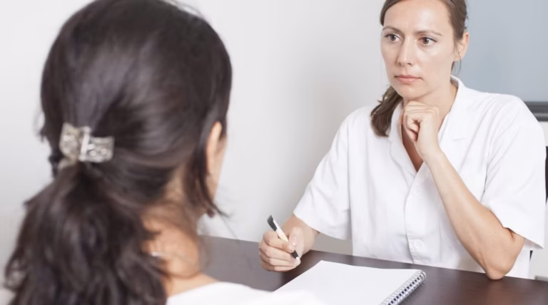 différence entre psychiatre et psychologue : lequel consulter ?