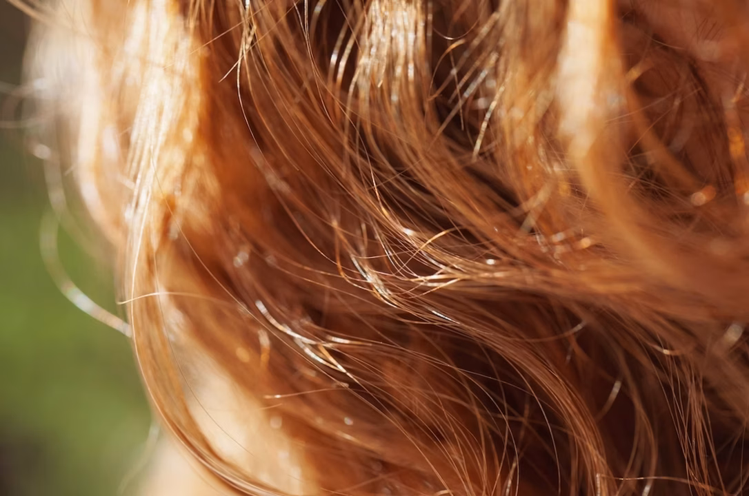 Découvrez le sérum à la kératine qui réparera vos cheveux abîmés par le soleil