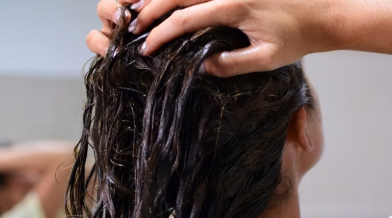 Cheveux secs et cassants ? Découvrez le duo de sérums Aroma-Zone qui transforme vos cheveux abîmés en une crinière de rêve